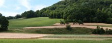 Hügelige Landschaft mit Acker, Grünland und Wald